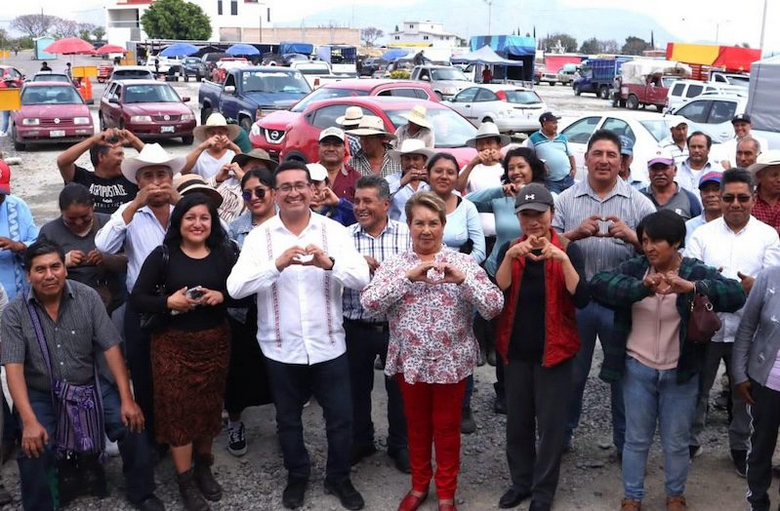Diputado Pável Gaspar sostiene encuentro con floricultores en Santa Isabel Cholula