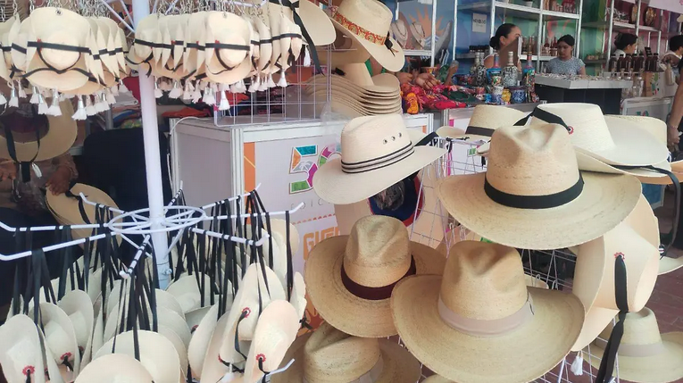 Sombrero calentano de Tlapehuala, símbolo artesanal de Guerrero, se exhibe en Tianguis Turístico