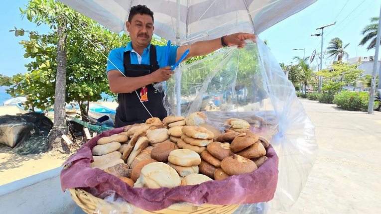 Comerciante de Chilapa vende pan tradicional en Acapulco para mantener viva la tradición