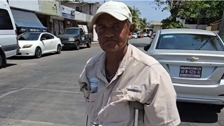 Hombre con discapacidad labora jornadas extensas como cuidador de vehículos en Acapulco