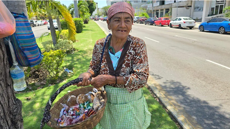 Vendedora de Acapulco, Carmen Rosas, mantiene su sustento y vitalidad vendiendo golosinas en la Costera
