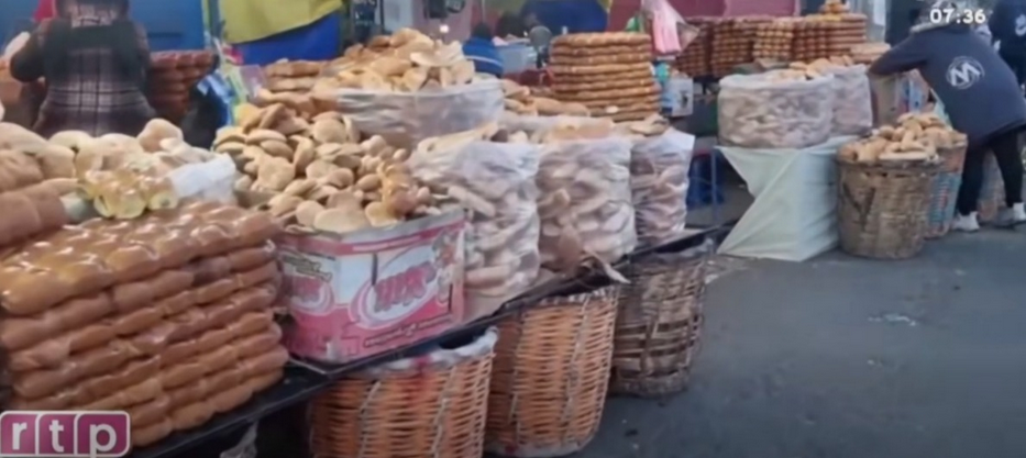 Comerciantes alteños continúan vendiendo pan pese a huelga y obstrucciones viales