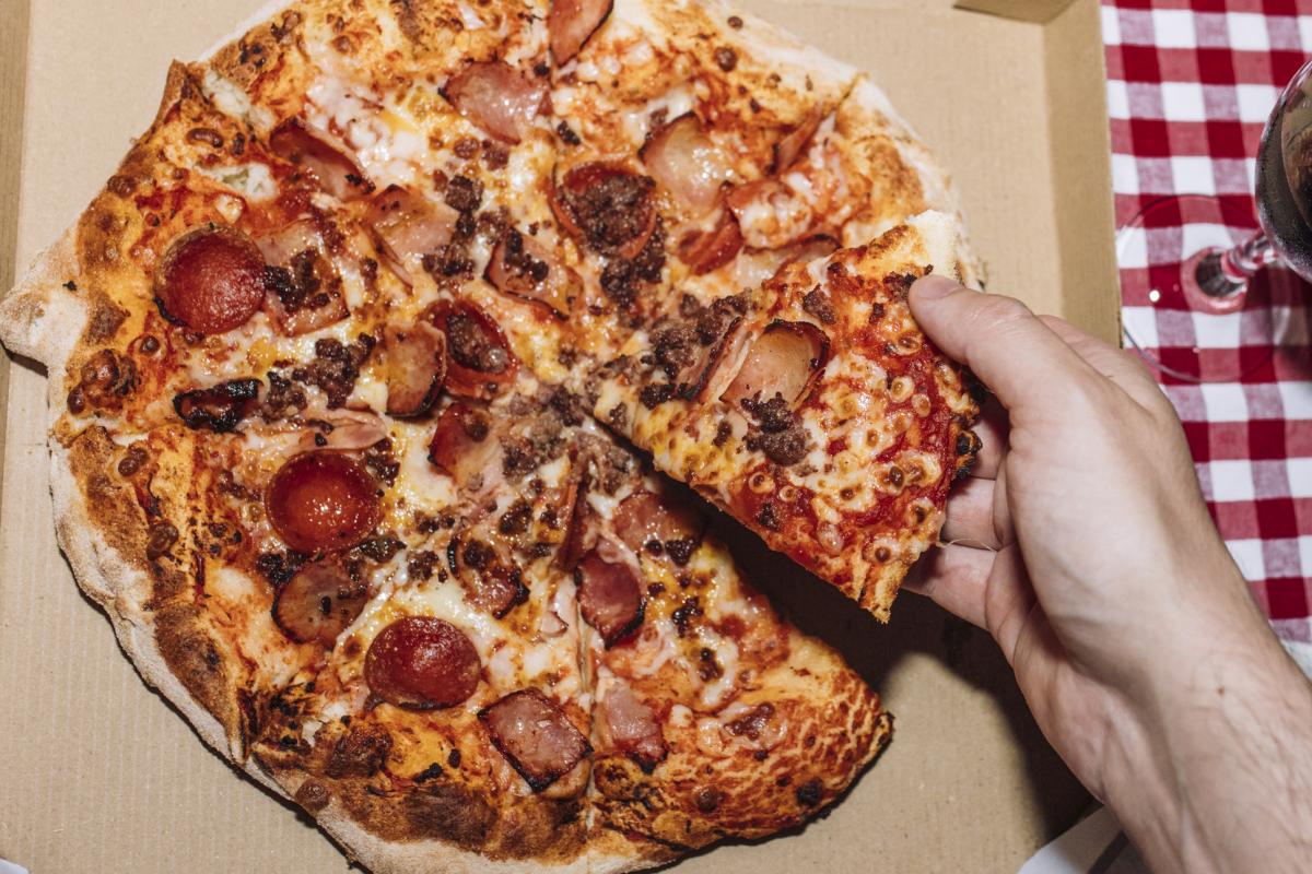 BBC alerta sobre el aumento de peso en niños italianos por consumo de pizza, pasta y pan, poniendo en duda la dieta mediterránea como modelo saludable